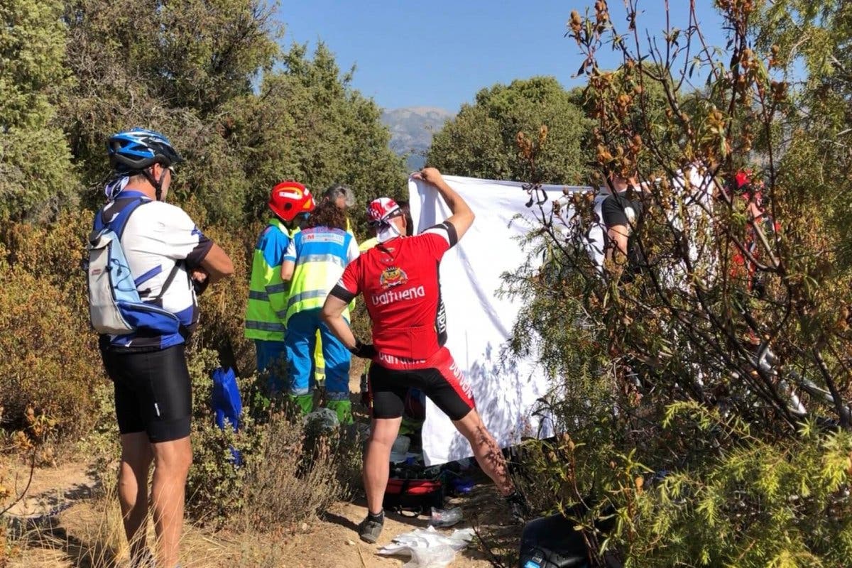 Un grupo de ciclistas salva la vida a un compañero en Manzanares el Real