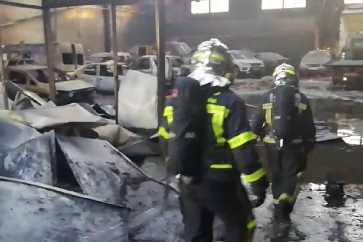 Arden más de veinte vehículos en una nave de Villarejo de Salvanés