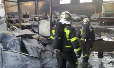 Arden más de veinte vehículos en una nave de Villarejo de Salvanés