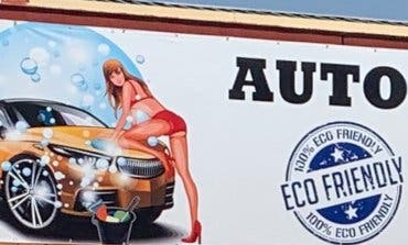 Alcalá de Henares envía a la Fiscalía el cartel «sexista» de un autolavado