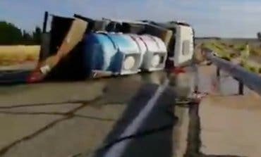Vuelca un camión cisterna con lejía en la R-2, entre Guadalajara y Meco