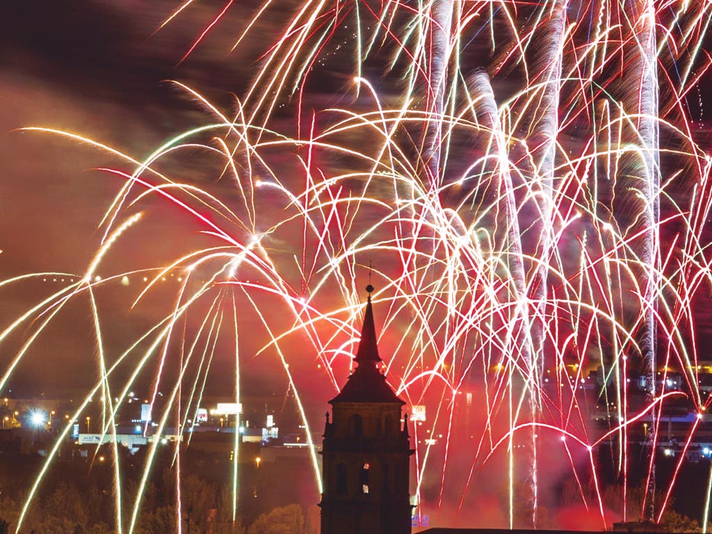 Desfile y fuegos artificiales para despedir las Ferias de Alcalá de Henares