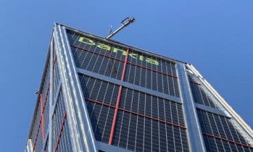 Desalojan una de las Torres Kio tras caer desde la azotea una góndola de limpieza