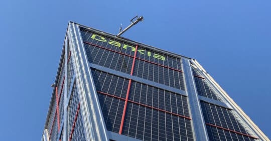 Desalojan una de las Torres Kio tras caer desde la azotea una góndola de limpieza