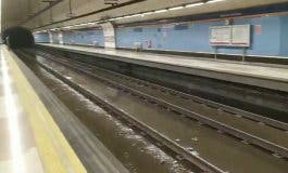Metro inundado, árboles caídos y vuelos desviados por la tormenta en Madrid