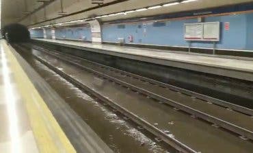 Metro inundado, árboles caídos y vuelos desviados por la tormenta en Madrid