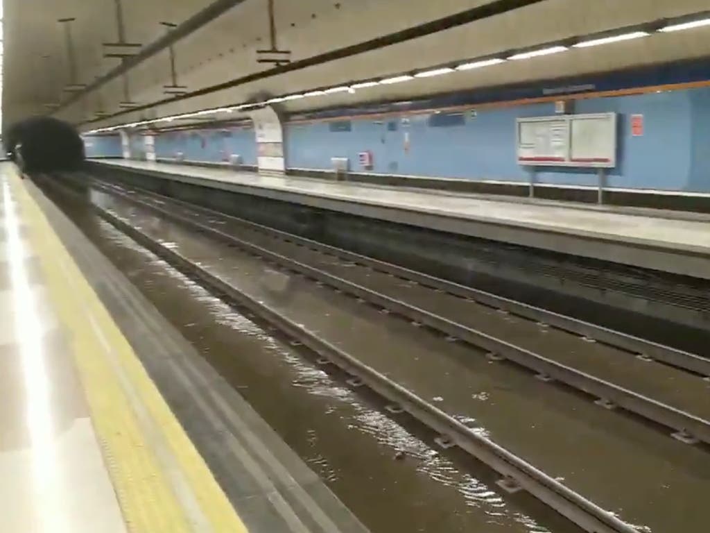 Metro inundado, árboles caídos y vuelos desviados por la tormenta en Madrid