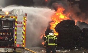 Un incendio en Vicálvaro provoca una gran columna de humo 