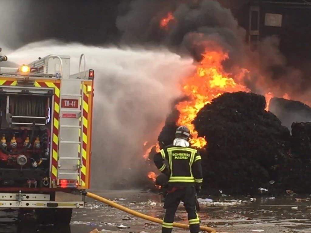 Un incendio en Vicálvaro provoca una gran columna de humo 