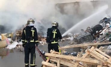 Aparatoso incendio sin heridos en un polígono de Alcalá de Henares