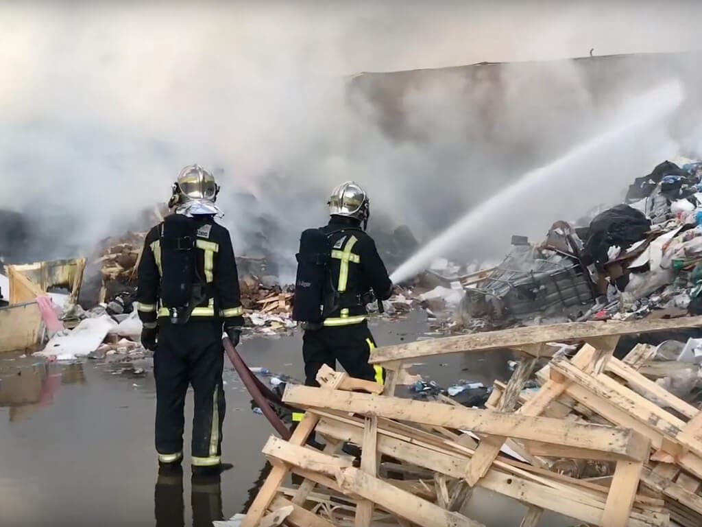 Aparatoso incendio sin heridos en un polígono de Alcalá de Henares