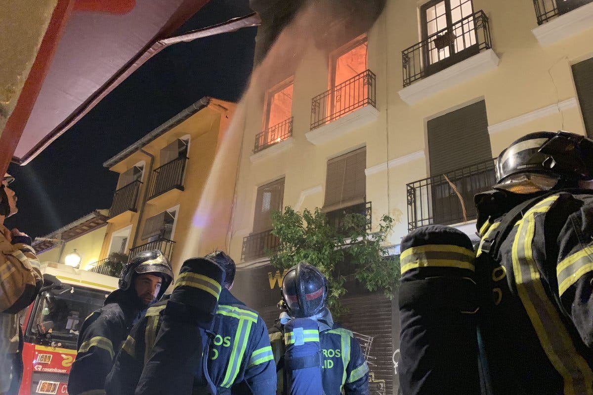 Tres heridos y dos perros muertos al incendiarse un piso okupado en Madrid