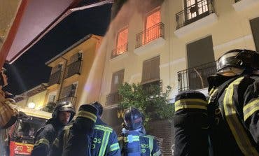 Tres heridos y dos perros muertos al incendiarse un piso okupado en Madrid