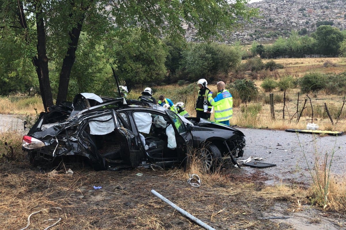 Muy grave una joven tras chocar contra dos árboles en la A-1