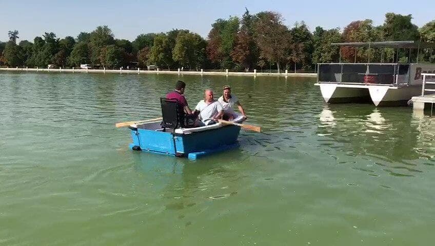 El estanque de El Retiro estrena barcas accesibles para sillas de ruedas