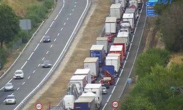 Cortada la A-2 en Guadalajara por una colisión entre tres camiones y un turismo