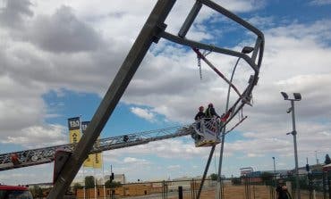 Un camión se lleva por delante un gálibo en Arganda 