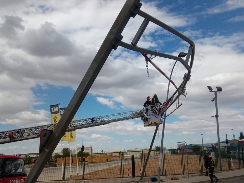 Un camión se lleva por delante un gálibo en Arganda 