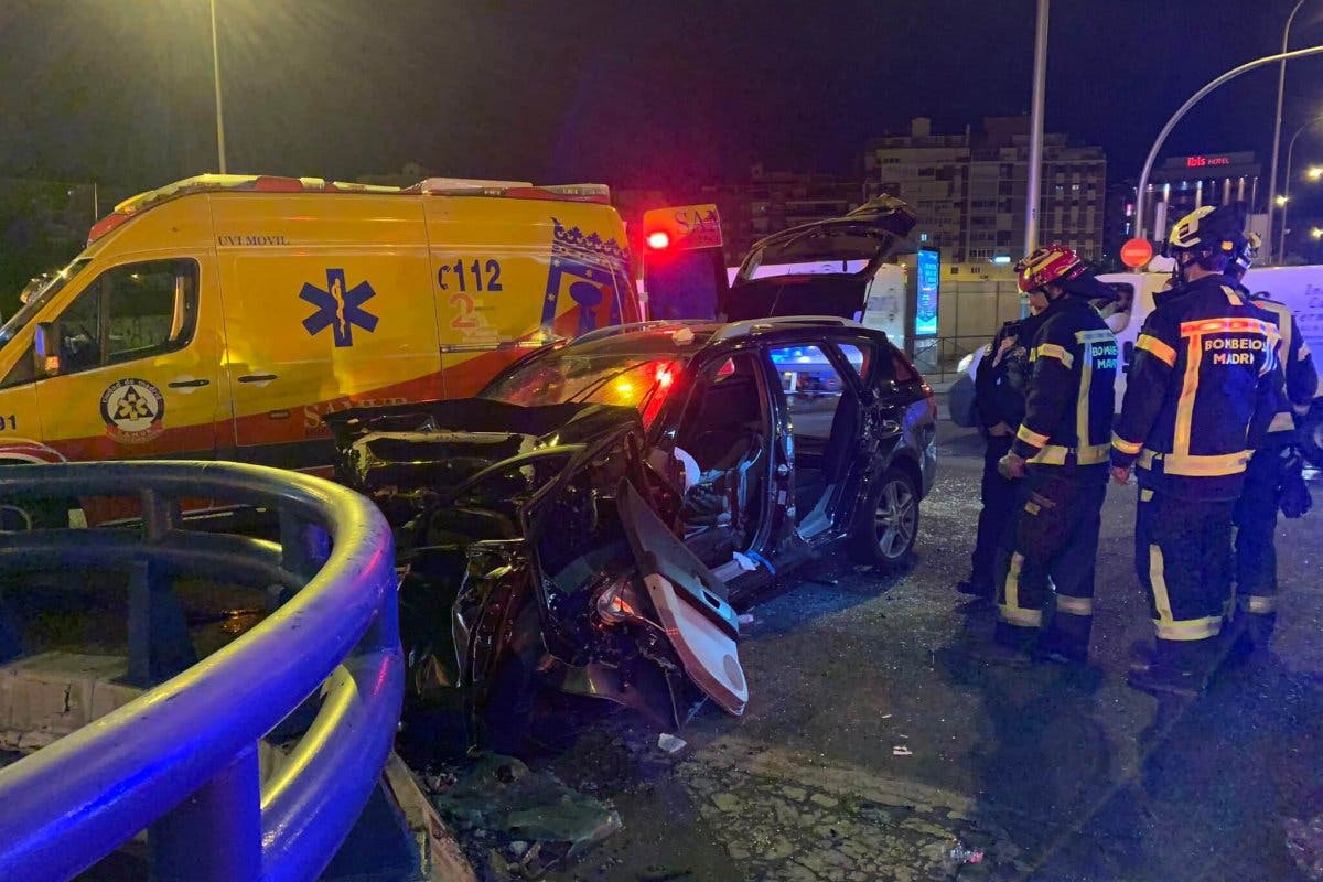 Dos jóvenes heridos al chocar su coche en el Puente de Ventas