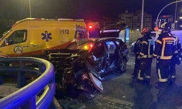 Dos jóvenes heridos al chocar su coche en el Puente de Ventas