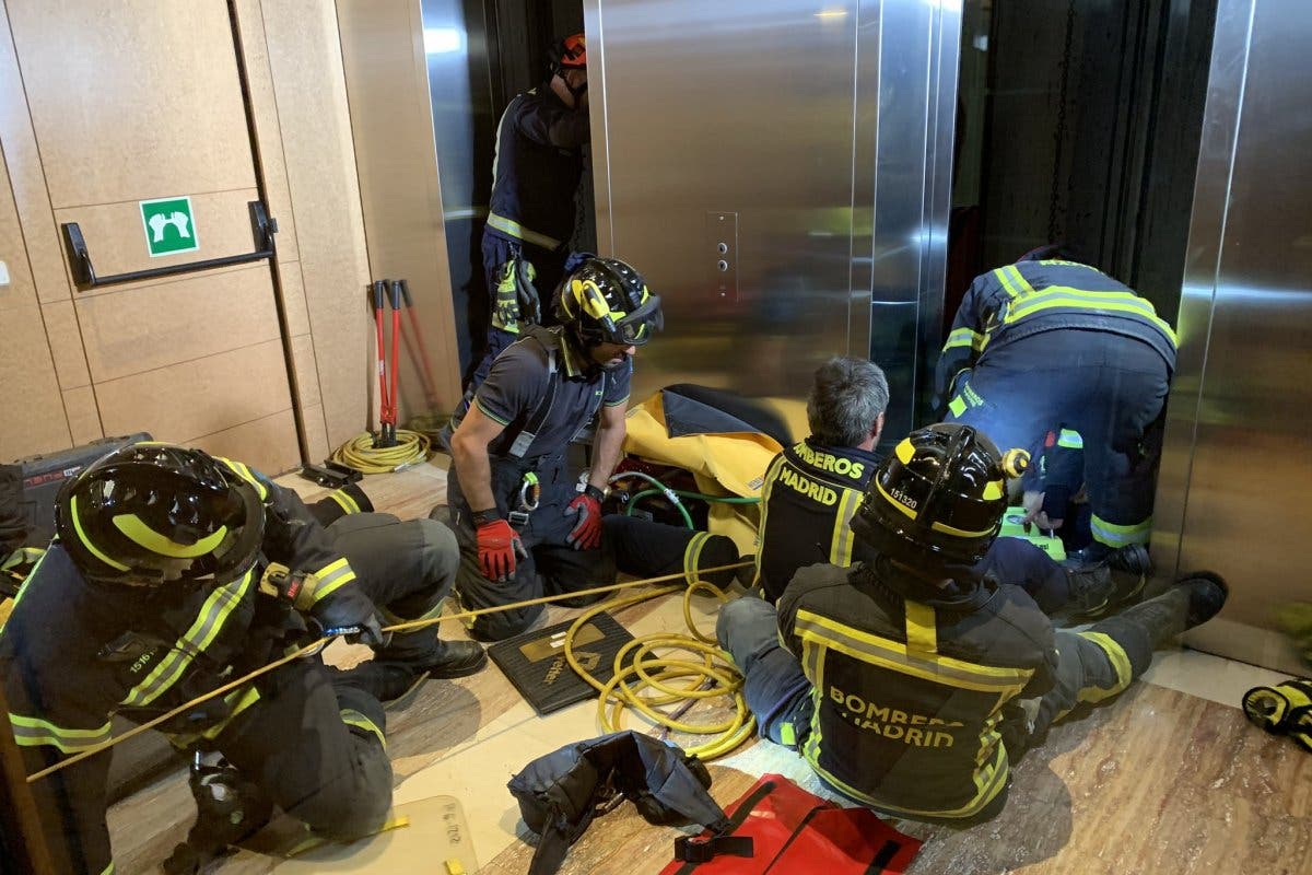 El angustioso rescate de un trabajador atrapado en el hueco de un ascensor en Madrid