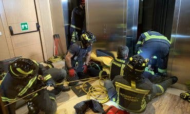 El angustioso rescate de un trabajador atrapado en el hueco de un ascensor en Madrid