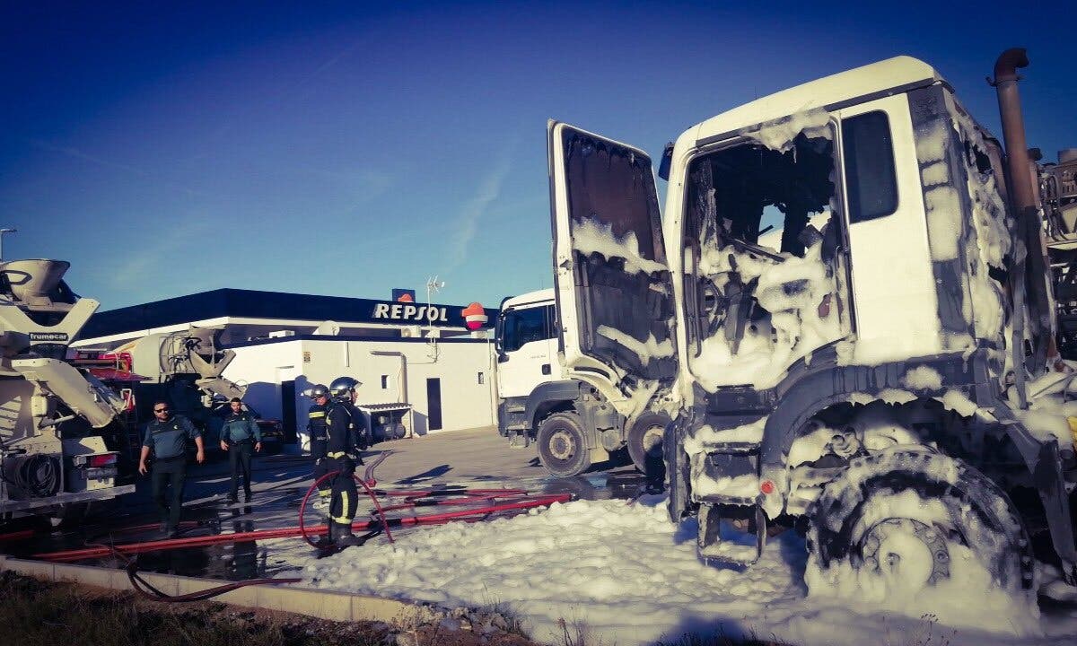 Arden dos hormigoneras junto a una gasolinera en Arganda