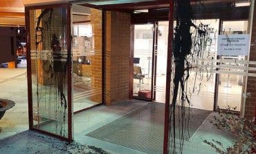 Atacan de madrugada con pintura negra la puerta del Ayuntamiento de Coslada
