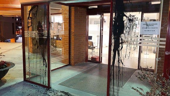 Atacan de madrugada con pintura negra la puerta del Ayuntamiento de Coslada