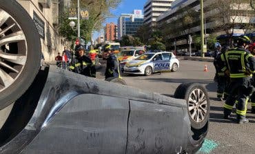 Vuelca un coche en un aparatoso accidente en el centro de Madrid