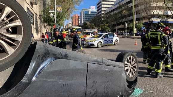 Vuelca un coche en un aparatoso accidente en el centro de Madrid