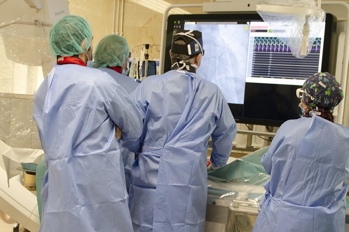 Médicos madrileños realizan el primer doble implante valvular con catéter en España