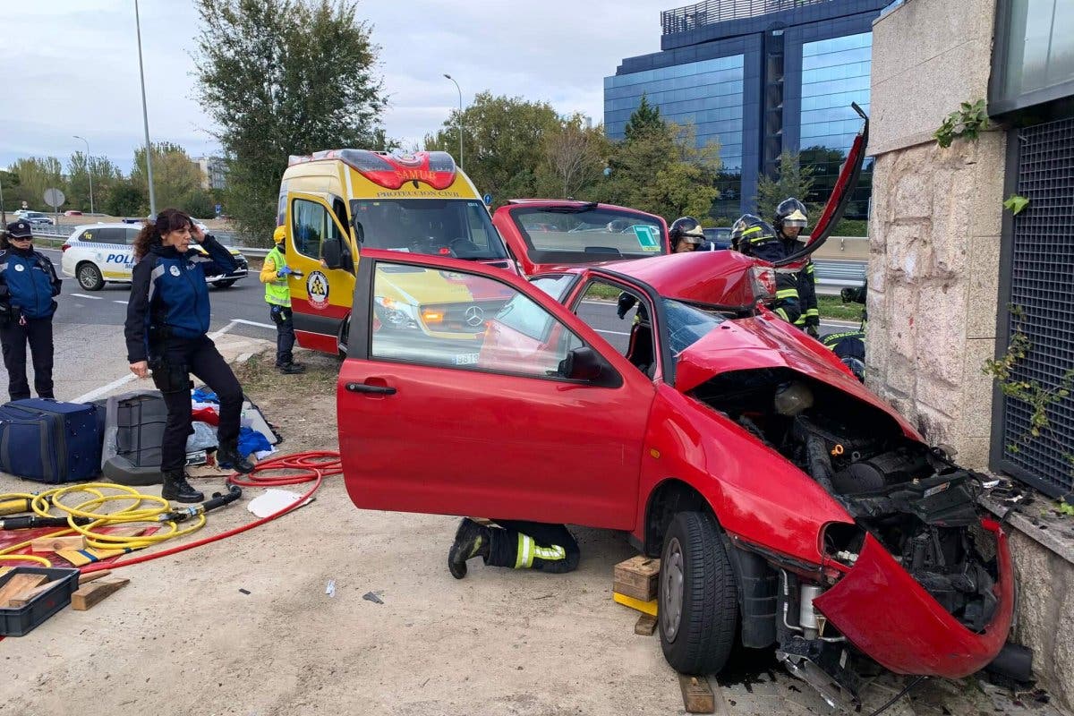 Herido un joven en Madrid tras estrellar su coche contra un muro