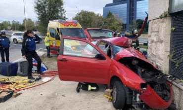 Herido un joven en Madrid tras estrellar su coche contra un muro