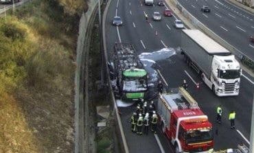 Arde un autobús interurbano en la A-6 provocando un gran atasco 