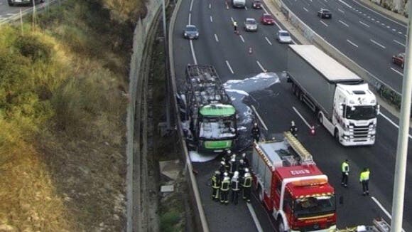 Arde un autobús interurbano en la A-6 provocando un gran atasco 