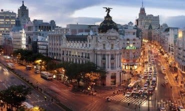 Madrid instala en Gran Vía una bola navideña gigante con luces y sonido