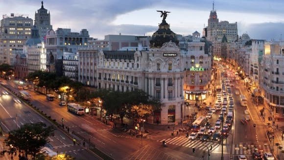 Madrid instala en Gran Vía una bola navideña gigante con luces y sonido