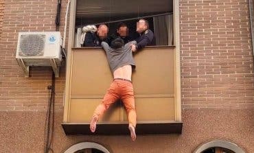 Se intenta tirar por la ventana en Carabanchel tras ser agredido por su mujer