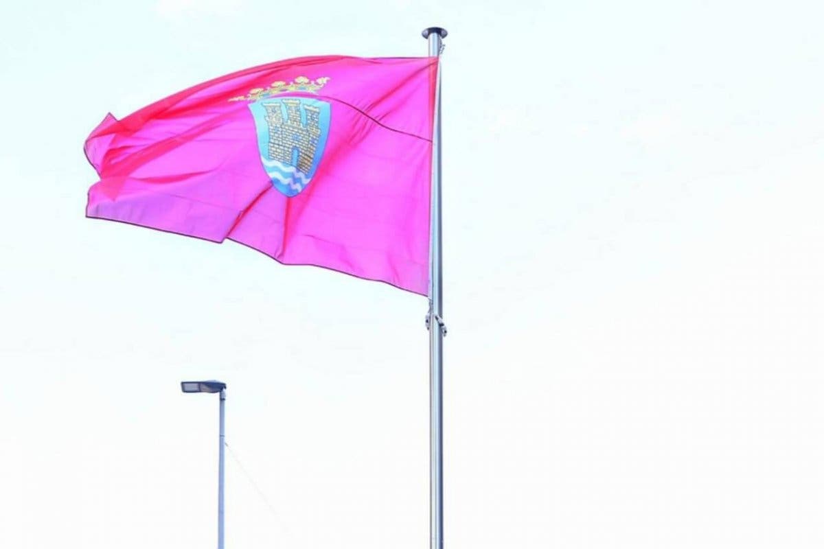 Alcalá de Henares coloca una bandera de la ciudad en Vía Complutense