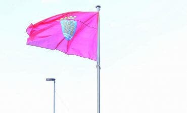 Alcalá de Henares coloca una bandera de la ciudad en Vía Complutense