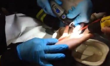 El angustioso momento en el que los Bomberos cortan un anillo a un hombre en Cercedilla