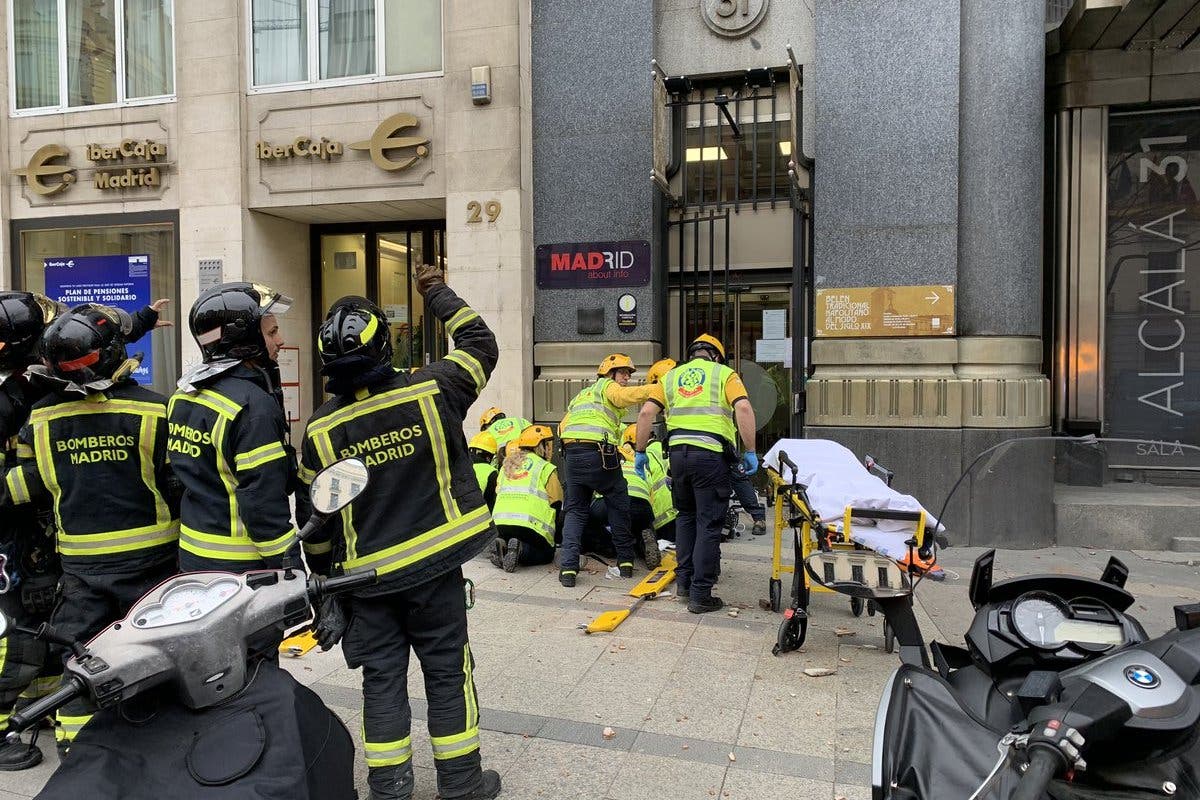 Muere la mujer que ingresó crítica tras caerle encima parte de una cornisa en Madrid