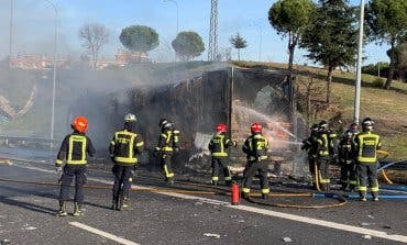 Espectacular incendio de un camión de congelados en la M-40