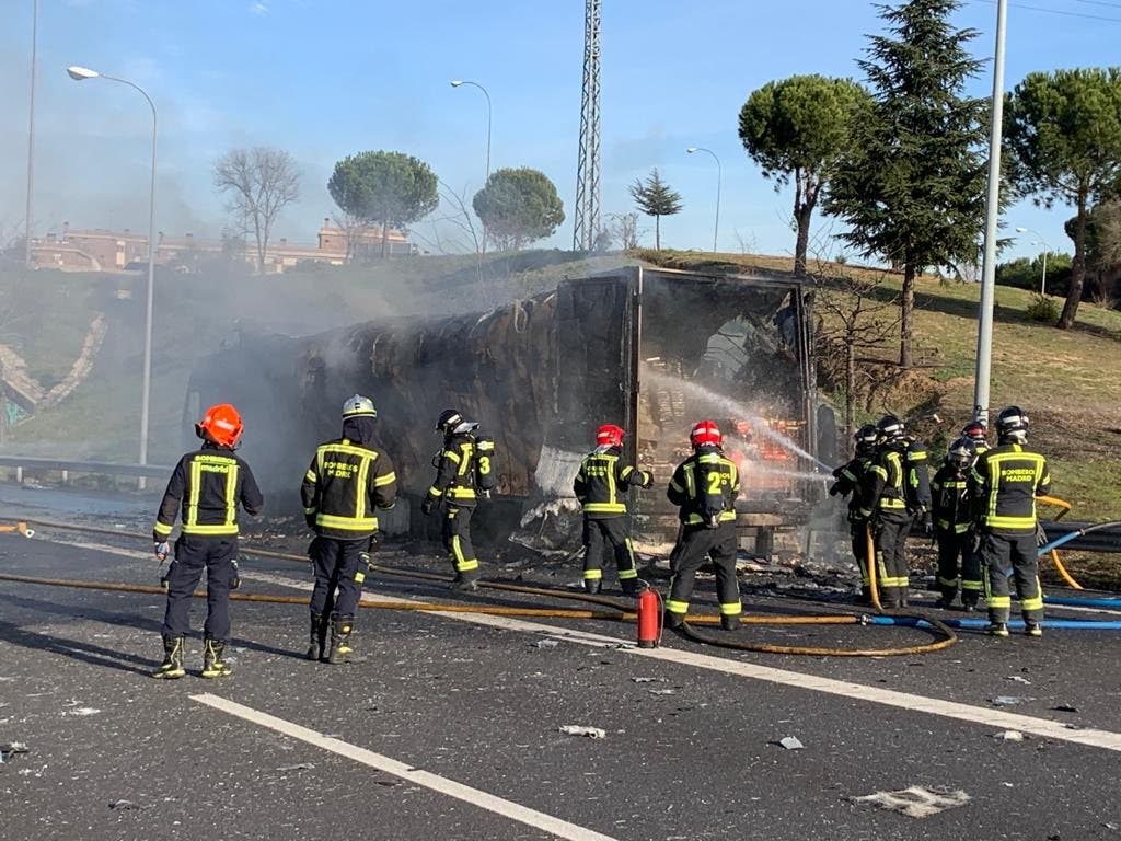 Espectacular incendio de un camión de congelados en la M-40