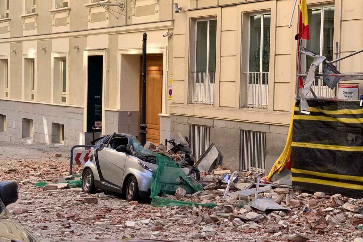 El derrumbe de una cornisa destroza varios vehículos en Madrid 