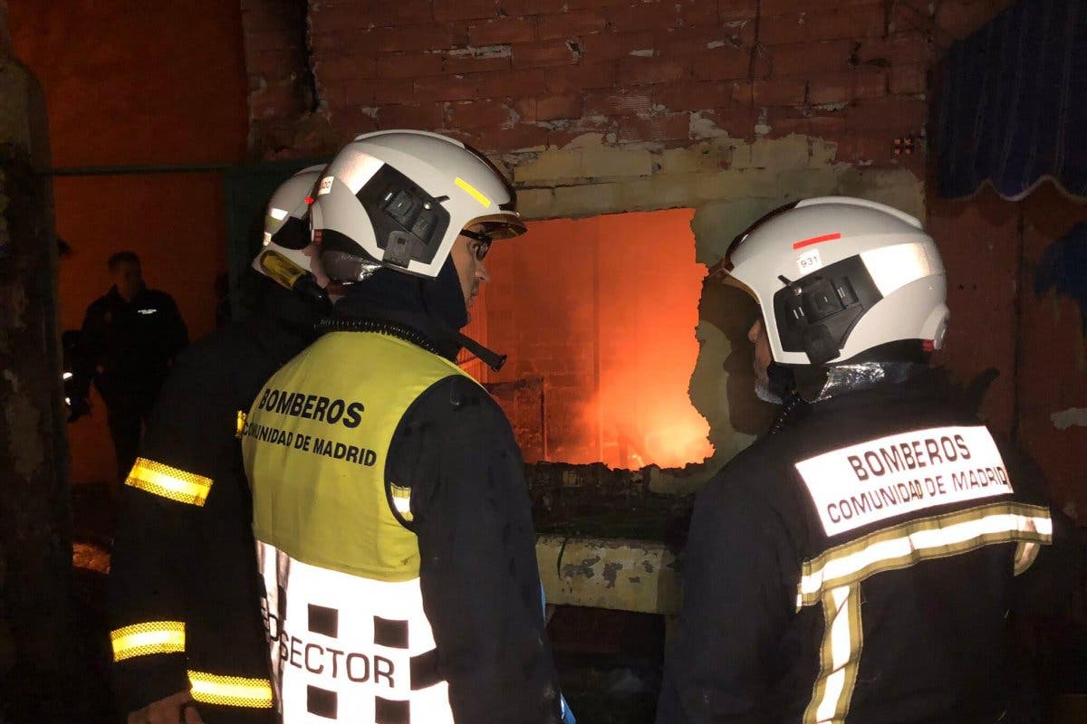 Aparatoso incendio en un conjunto de infraviviendas de Coslada