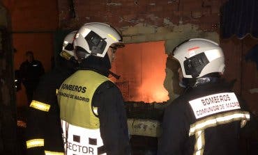 Aparatoso incendio en un conjunto de infraviviendas de Coslada