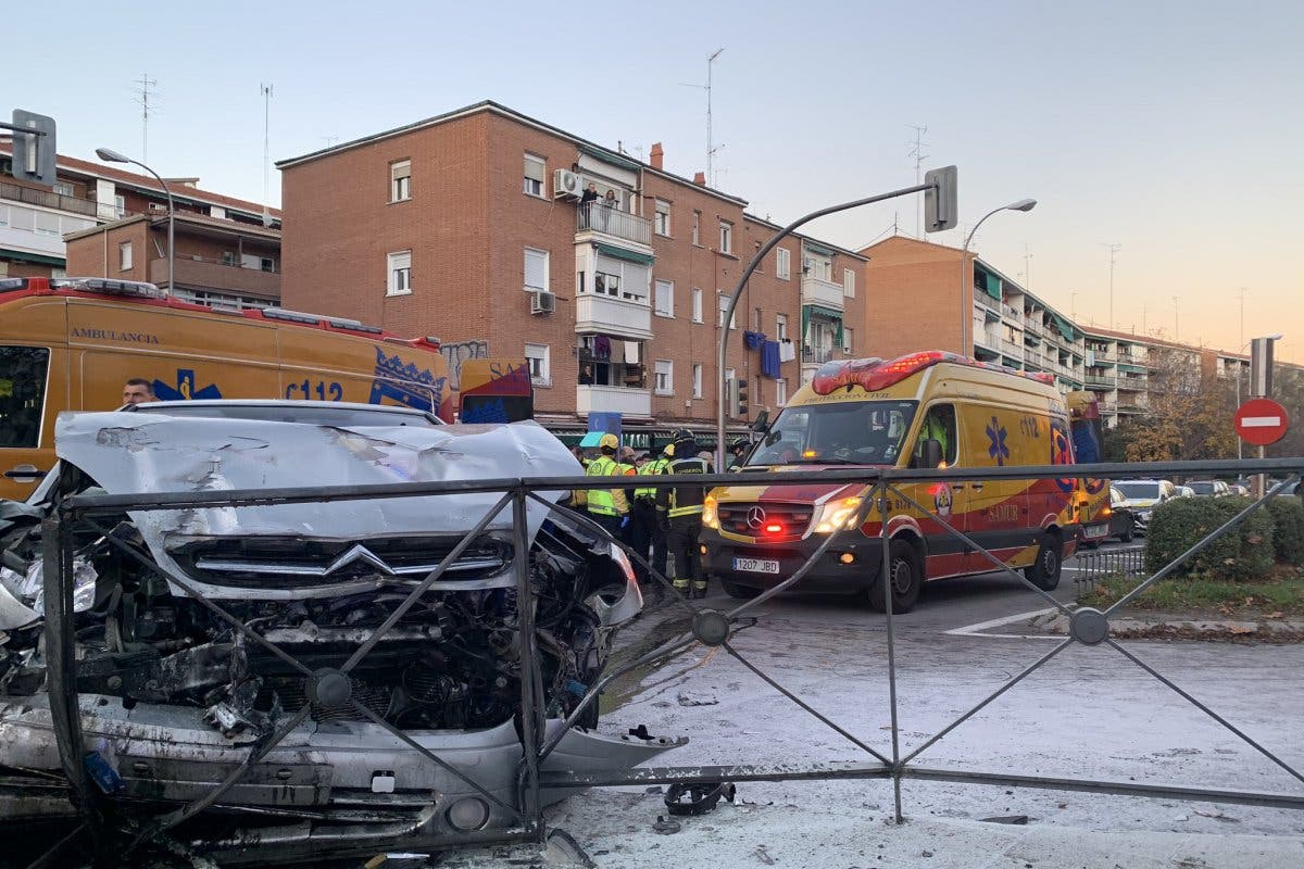 Un choque frontal entre dos vehículos dejó cinco heridos en Hortaleza