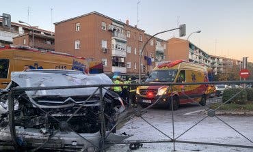 Un choque frontal entre dos vehículos dejó cinco heridos en Hortaleza